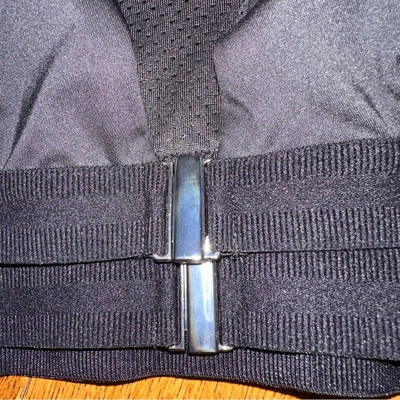 Athletic buckle front bralette - Picture 2 of 9